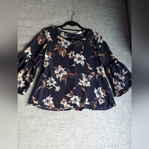 Beautiful floral top by Sienna Sky - Picture 4 of 9